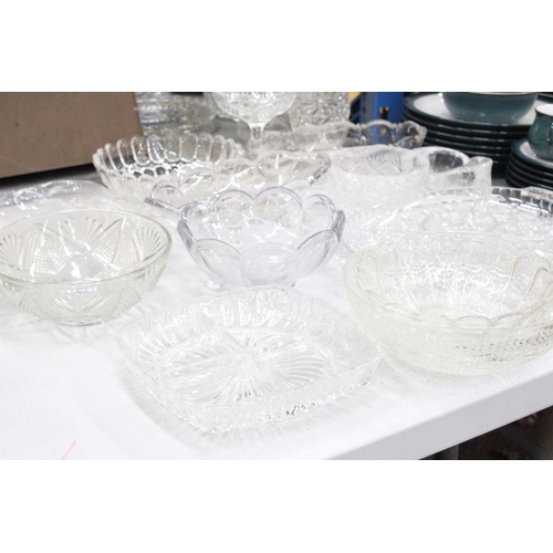 901 - A LARGE QUANTITY OF GLASSWARE TO INCLUDE BOWLS, LARGE VICTORIAN GLASS NIBBLES DISH, ETC