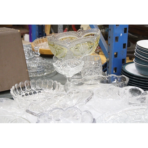 901 - A LARGE QUANTITY OF GLASSWARE TO INCLUDE BOWLS, LARGE VICTORIAN GLASS NIBBLES DISH, ETC