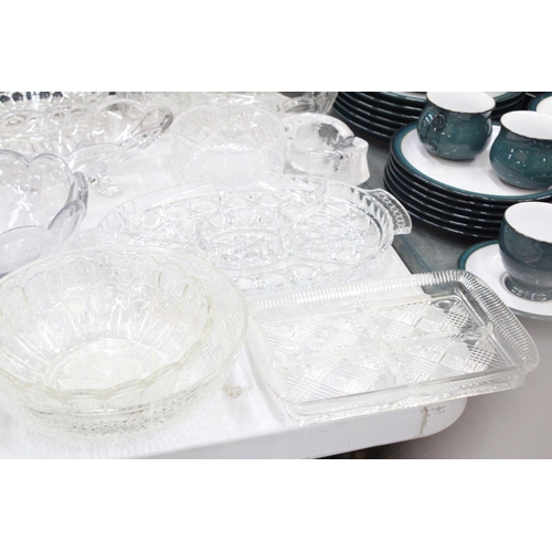 901 - A LARGE QUANTITY OF GLASSWARE TO INCLUDE BOWLS, LARGE VICTORIAN GLASS NIBBLES DISH, ETC