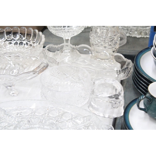 901 - A LARGE QUANTITY OF GLASSWARE TO INCLUDE BOWLS, LARGE VICTORIAN GLASS NIBBLES DISH, ETC