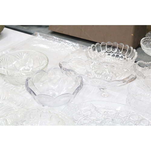 901 - A LARGE QUANTITY OF GLASSWARE TO INCLUDE BOWLS, LARGE VICTORIAN GLASS NIBBLES DISH, ETC