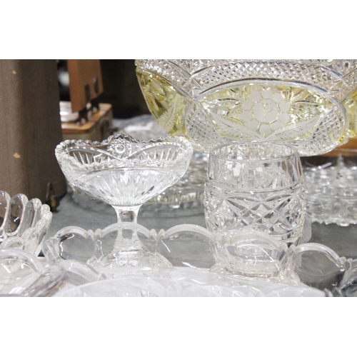 901 - A LARGE QUANTITY OF GLASSWARE TO INCLUDE BOWLS, LARGE VICTORIAN GLASS NIBBLES DISH, ETC