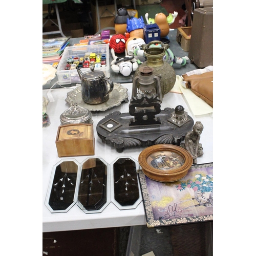 903 - A MIXED LOT TO INCLUDE A LARGE HEAVY SLATE DESK TIDY WITH ONE INKWELL, A HEAVY BRASS VESSEL WITH ENG... 