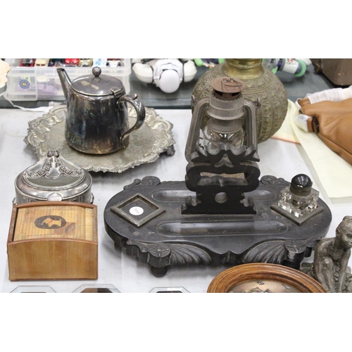 903 - A MIXED LOT TO INCLUDE A LARGE HEAVY SLATE DESK TIDY WITH ONE INKWELL, A HEAVY BRASS VESSEL WITH ENG... 