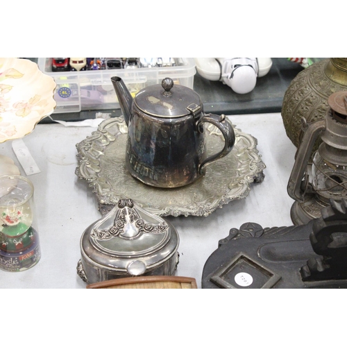 903 - A MIXED LOT TO INCLUDE A LARGE HEAVY SLATE DESK TIDY WITH ONE INKWELL, A HEAVY BRASS VESSEL WITH ENG... 