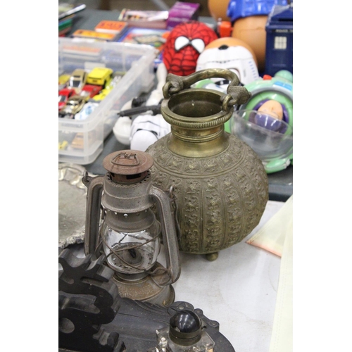 903 - A MIXED LOT TO INCLUDE A LARGE HEAVY SLATE DESK TIDY WITH ONE INKWELL, A HEAVY BRASS VESSEL WITH ENG... 