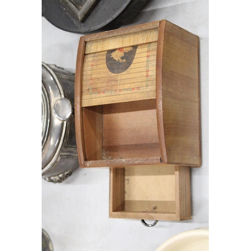 903 - A MIXED LOT TO INCLUDE A LARGE HEAVY SLATE DESK TIDY WITH ONE INKWELL, A HEAVY BRASS VESSEL WITH ENG... 