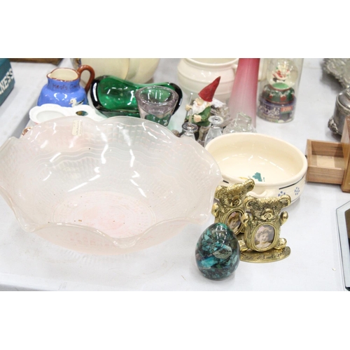 904 - A MIXED LOT TO INCLUDE A VINTAGE EDWARD V111 CORONATION TEAPOT, AN 1887 DOULTON BURSLEM WARE CAKE ST... 