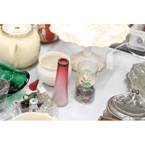 904 - A MIXED LOT TO INCLUDE A VINTAGE EDWARD V111 CORONATION TEAPOT, AN 1887 DOULTON BURSLEM WARE CAKE ST... 