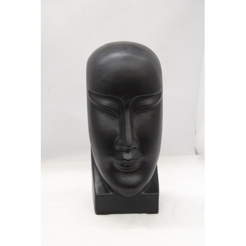 909 - A LARGE CERAMIC, CHUNKY, BLACK DESIGNER HEAD, HEIGHT  37CM