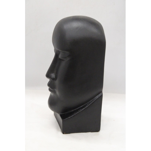 909 - A LARGE CERAMIC, CHUNKY, BLACK DESIGNER HEAD, HEIGHT  37CM