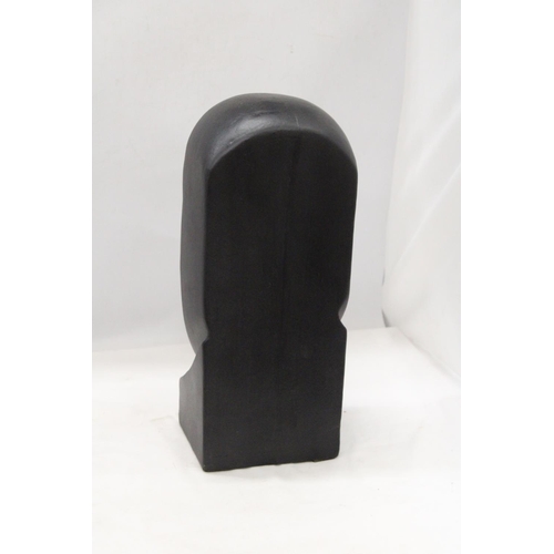 909 - A LARGE CERAMIC, CHUNKY, BLACK DESIGNER HEAD, HEIGHT  37CM