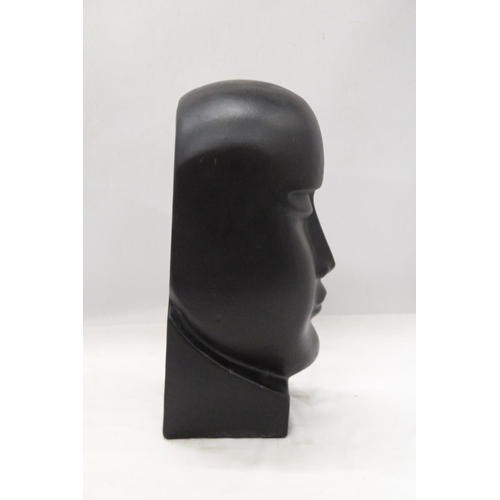 909 - A LARGE CERAMIC, CHUNKY, BLACK DESIGNER HEAD, HEIGHT  37CM