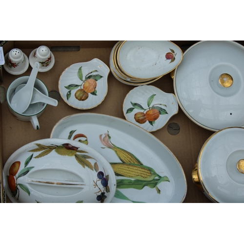 1902 - AN ASSORTMENT OF VARIOUS CERAMICS TO INCLUDE ROYAL WORCESTER ETC