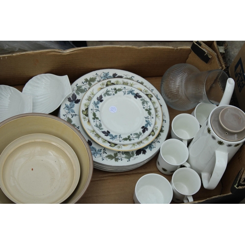 1902 - AN ASSORTMENT OF VARIOUS CERAMICS TO INCLUDE ROYAL WORCESTER ETC