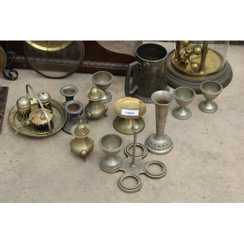 1906 - AN ASSORTMENT OF ITEMS TO INCLUDE CLOCKS AND METALWARE ITEMS ETC