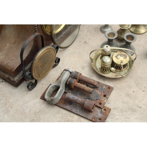 1906 - AN ASSORTMENT OF ITEMS TO INCLUDE CLOCKS AND METALWARE ITEMS ETC