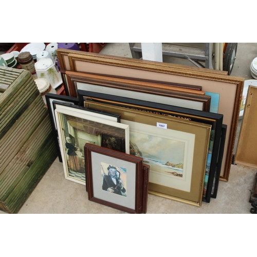 1907 - AN ASSORTMENT OF FRAMED PRINTS AND PICTURES