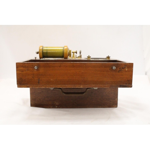 234 - A 1930'S DR SPENCER'S ELECTRIC SHOCK MACHINE IN HARDWOOD CASE