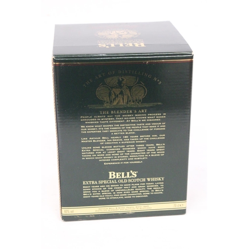 306 - A SEALED BELL'S EXTRA SPECIAL 70 CL OLD SCOTCH WHISKY IN A CHRISTMAS DECANTER 1994 AGED 8 YEARS