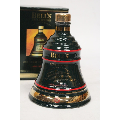 306 - A SEALED BELL'S EXTRA SPECIAL 70 CL OLD SCOTCH WHISKY IN A CHRISTMAS DECANTER 1994 AGED 8 YEARS