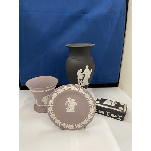 43 - FOUR PIECES OF WEDGWOOD JASPERWARE TO INCLUDE A BLACK VASE (A/F CHIP TO RIM), TRINKET BOX AND A LILA... 