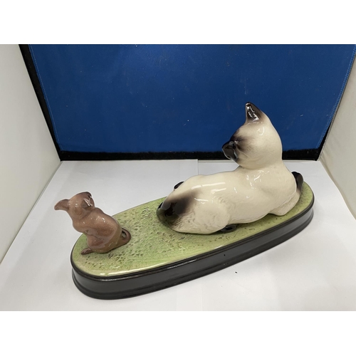 91 - A BESWICK 'WATCH IT' MODEL ON A WOODEN PLINTH OF A SIAMESE CAT WITH A MOUSE