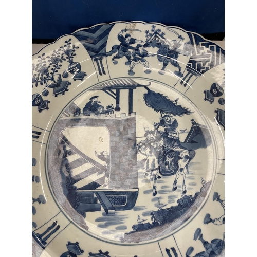 92 - A QING DYNASTY KANGXI STYLE BLUE AND WHITE PORCELAIN SHALLOW BOWL - 44 CM DIAMETER