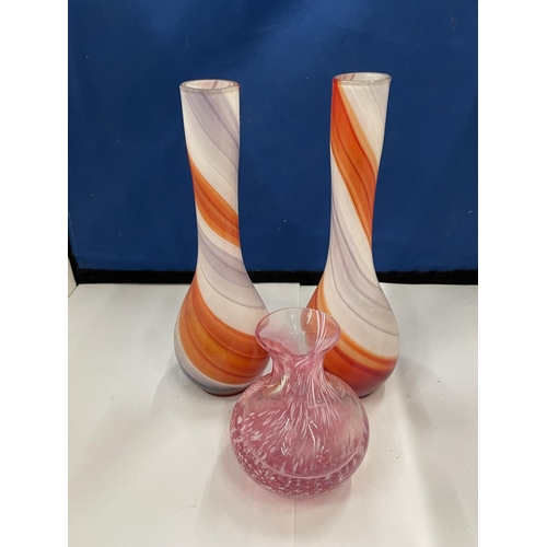 96 - THREE GLASSWARE ITEMS TO INCLUDE TWO SWIRL BUD VASES AND A CAITHNESS CRYSTAL VASE