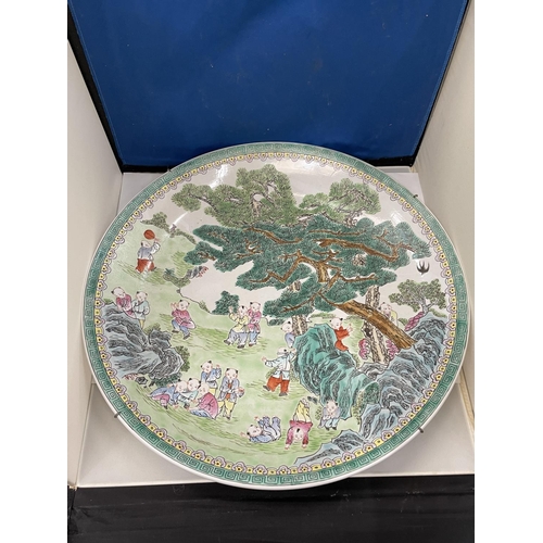 98 - A LARGE CHINESE FAMILLE VERTE CHARGER WITH BOYS AT PLAY SCENE, FOUR CHARACTER MARK TO BASE