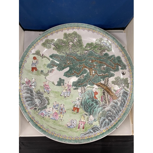 98 - A LARGE CHINESE FAMILLE VERTE CHARGER WITH BOYS AT PLAY SCENE, FOUR CHARACTER MARK TO BASE