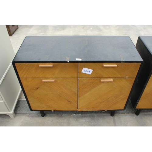 2851 - A MODERN OAK VENEERED CROSS-CUT SIDEBOARD WITH BLACK PAINTED TOP, SIDES AND LEGS, 39