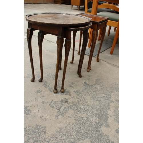 2866 - A NEST OF THREE MAHOGANY TABLES AND NEST OF TWO TABLES