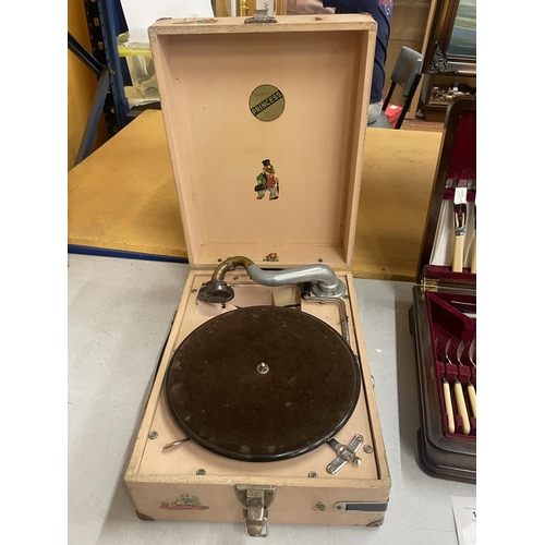 42 - A DECORATIVE VINTAGE LAMY PRINCESS CHILD GRAMOPHONE