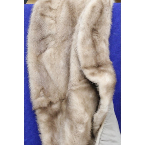 88 - A CREAM FUR STOLE