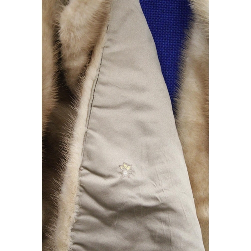 88 - A CREAM FUR STOLE