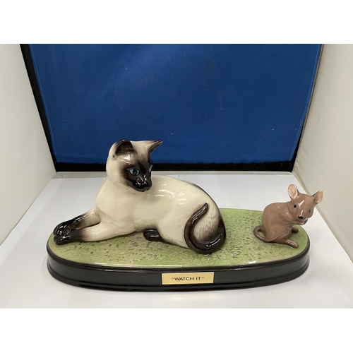 91 - A BESWICK 'WATCH IT' MODEL ON A WOODEN PLINTH OF A SIAMESE CAT WITH A MOUSE