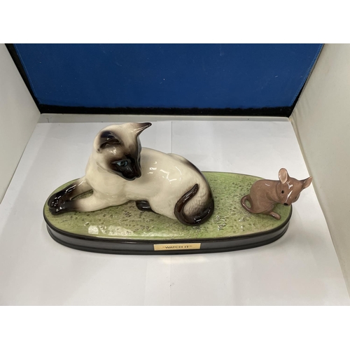 91 - A BESWICK 'WATCH IT' MODEL ON A WOODEN PLINTH OF A SIAMESE CAT WITH A MOUSE