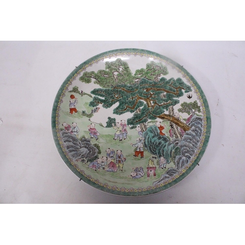 98 - A LARGE CHINESE FAMILLE VERTE CHARGER WITH BOYS AT PLAY SCENE, FOUR CHARACTER MARK TO BASE