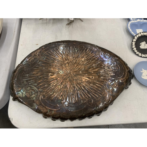 136 - AN ART NOVEAU REPOUSSE COPPER SERVING TRAY