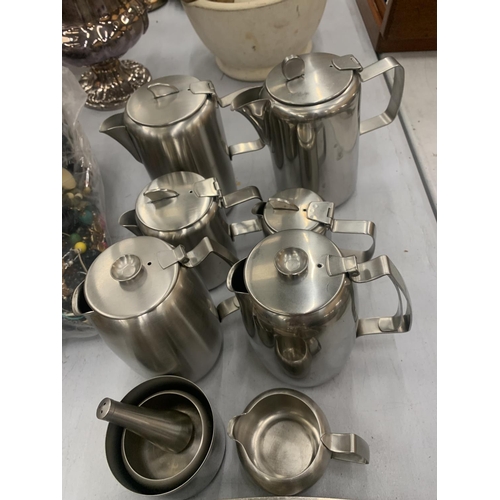 137 - A QUANTITY OF STAINLESS STEEL KITCHEN ITEMS