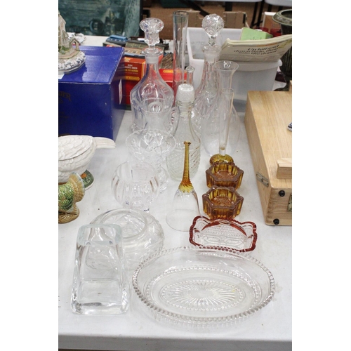 166 - A QUANTITY OF GLASSWARE TO INCLUDE, DECANTERS, BOWLS, VASES, BELLS, ETC