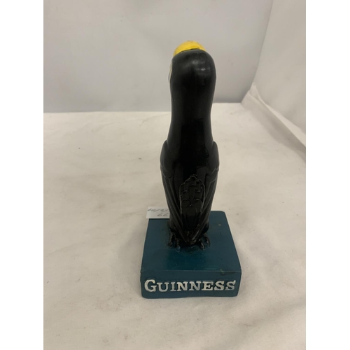 199 - A VINTAGE HARD RUBBER, GUINNESS BAR TOUCAN BY SHANNON OF IRELAND, HEIGHT 18CM