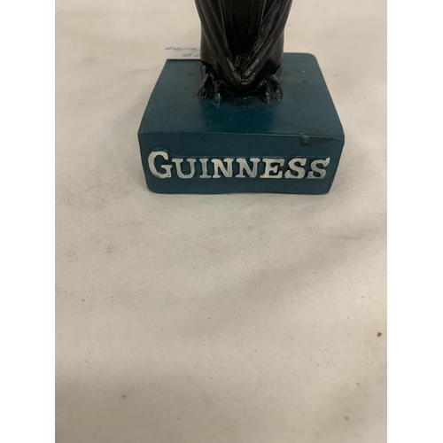 199 - A VINTAGE HARD RUBBER, GUINNESS BAR TOUCAN BY SHANNON OF IRELAND, HEIGHT 18CM