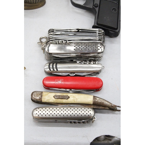 206 - SIX VINTAGE MULTI-TOOL PENKNIVES