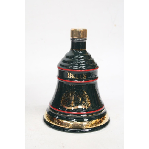 308 - A SEALED BELL'S FINEST OLD SCOTCH WHISKY IN A CHRISTMAS 1992 PORCELAIN DECANTER FINISHED IN 22 CARAT... 