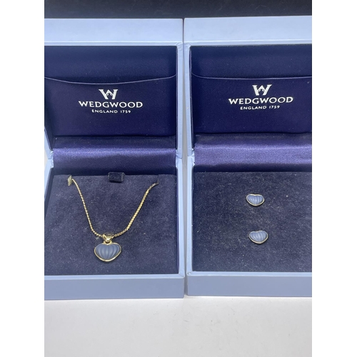 505 - TWO WEDGWOOD ITEMS TO INCLUDE A PENDANT ON A CHAIN AND A PAIR OF MATCHING EARRINGS BOTH IN PRESENTAT... 