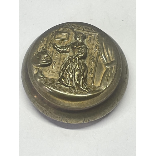 530 - AN ANTIQUE BRASS PILL/SNUFF BOX