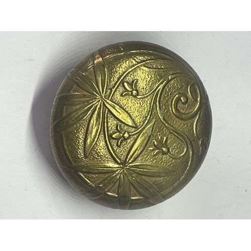 530 - AN ANTIQUE BRASS PILL/SNUFF BOX