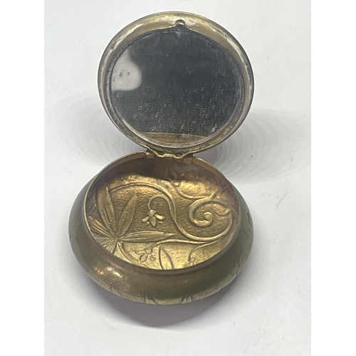 530 - AN ANTIQUE BRASS PILL/SNUFF BOX